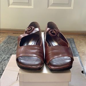 Open toe flat shoes with ankle strap. Leather